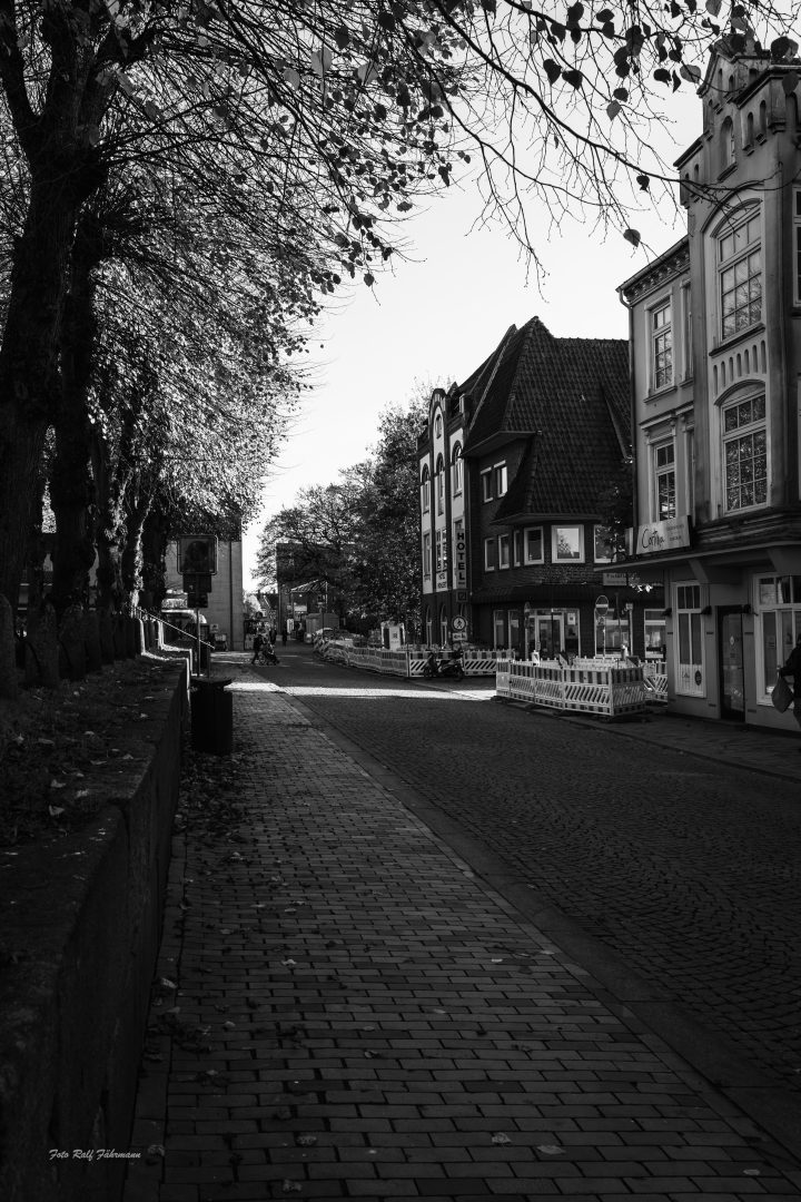 20241102-_S5A5201-Verbessert-RR-720x1080 Schwarzweiß und Farbe ... Licht und Schatten