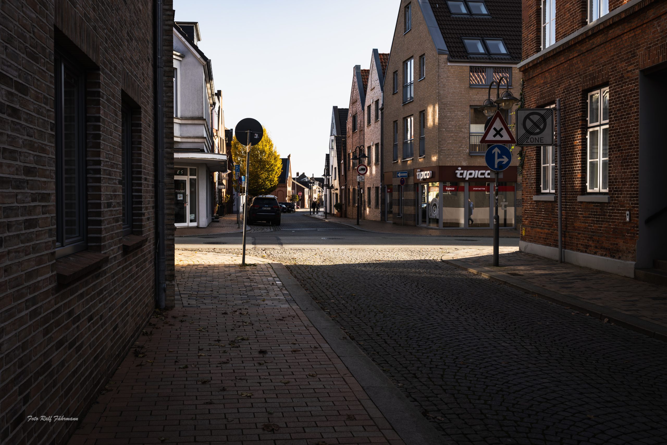 20241102-_S5A5205-Verbessert-RR-scaled Schwarzweiß und Farbe ... Licht und Schatten